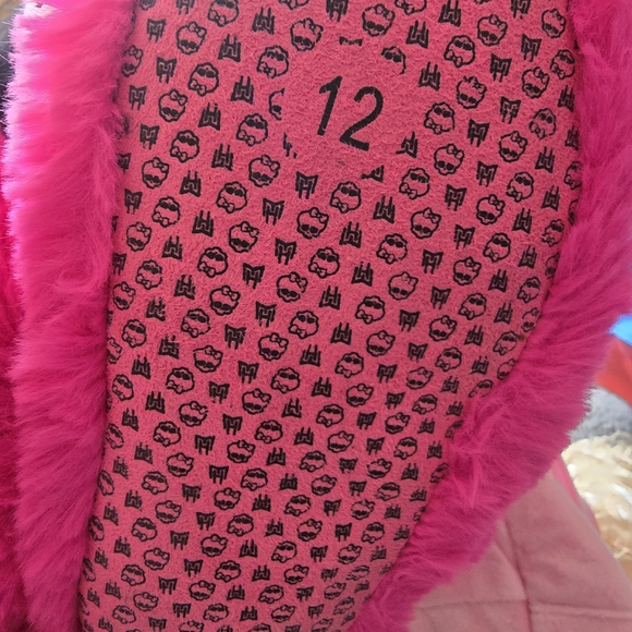 💋3/$20 Monsterhigh Fuzzy Pink Slipper Boots - Picture 3 of 3